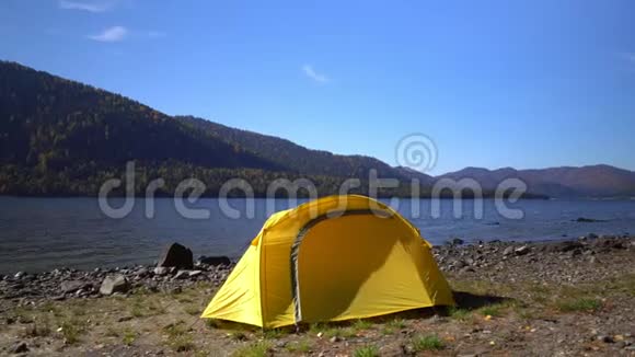 阿尔泰两个视频合一黄色帐篷在山湖畔花费视频的预览图