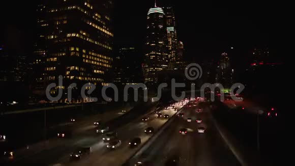 洛杉矶市中心的城市交通高峰时间在晚上4K视频的预览图