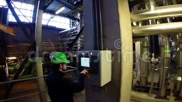 操作人员在发电厂的控制面板上工作视频的预览图