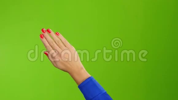 右手正在广泛地挥手告别或问好绿色屏幕视频的预览图