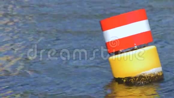 黄红白钢在蓝色斯普里河水中的航行浮标视频的预览图