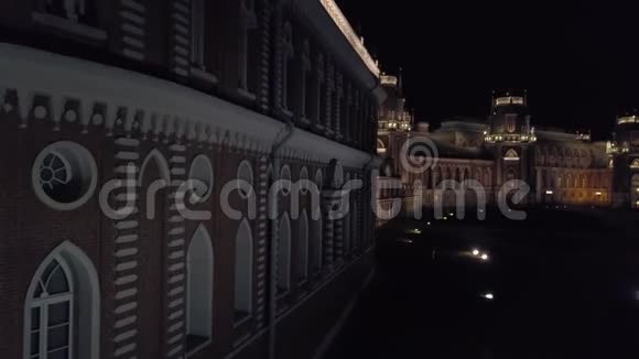 宫殿在夜晚被照亮视频的预览图
