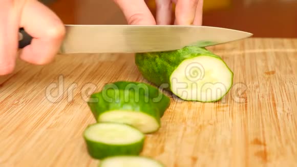 女人用刀子在木板上刻了一根黄瓜4k慢动作视频的预览图