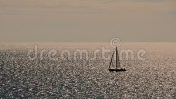 一艘帆船日落时在地平线上的游艇视频的预览图