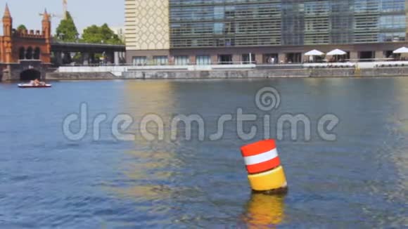 黄红白钢在蓝色斯普里河水中的航行浮标视频的预览图