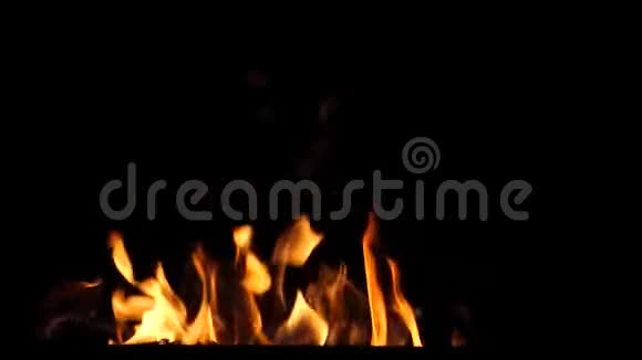 火在黑暗中燃烧特写慢动作视频的预览图