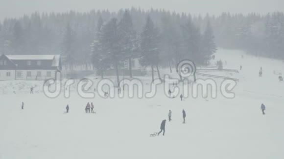 冬季运动休闲运动滑雪雪橇滑雪坡的总镜头视频的预览图