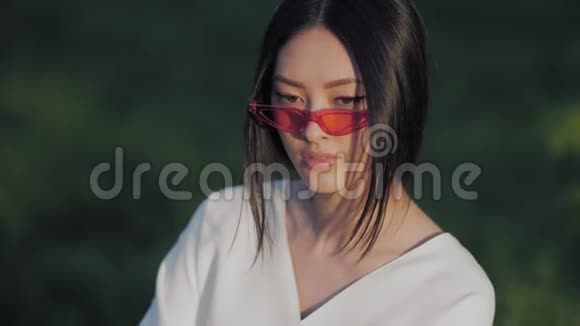 时尚亚洲模特写真户外创意时尚妆容视频的预览图