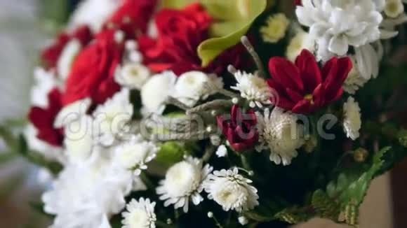 美丽的婚礼花束红玫瑰和白菊花视频的预览图