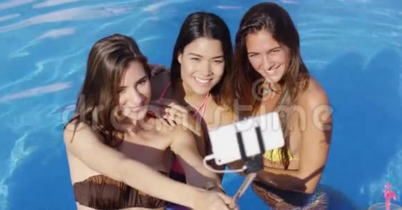 三个快乐的年轻女人在自拍视频的预览图