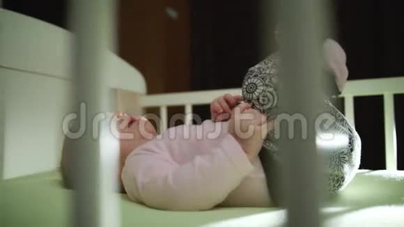 婴儿床上婴儿床上活动的特写视频的预览图