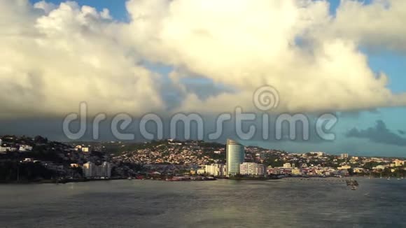 马丁尼奎港FORTDEFRANCE号游船的观景台视频的预览图