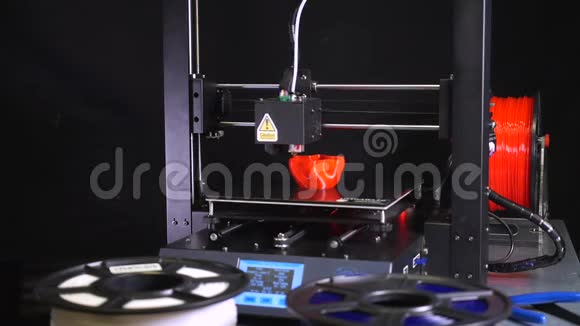3D打印机打印一个红色花瓶黑色背景视频的预览图