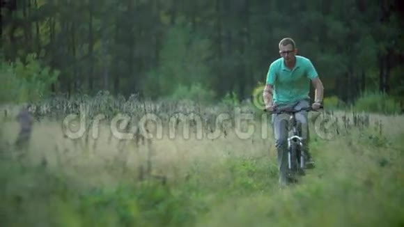 体育活动年轻的成人骑自行车在农村骑山地自行车人运动员自行车年轻人骑着车视频的预览图