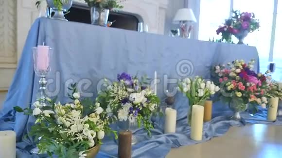婚礼桌上装饰蒂芙尼色视频的预览图