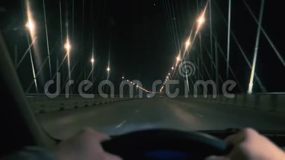 在夜景中驾驶双手握方向盘视频的预览图