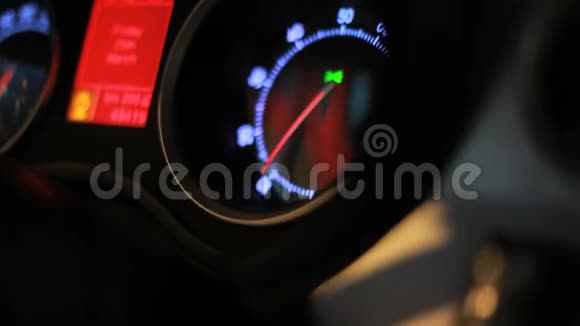 移动汽车的仪表板移动汽车中的转速计箭头旋转视频的预览图
