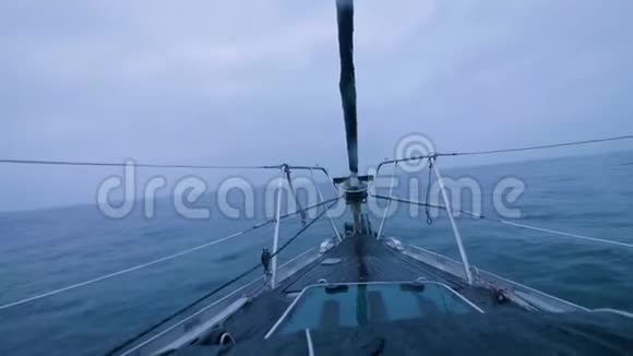 从蓝色的大海和多云的天际线船上可以看到视频的预览图