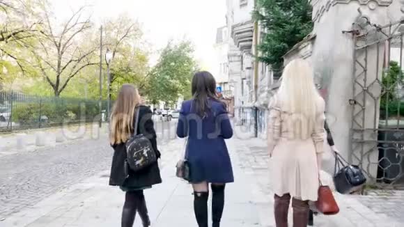 一群快乐的女朋友在城市的老地方散步视频的预览图