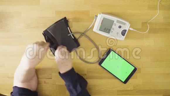 一位测量自己血压的老年妇女视频的预览图