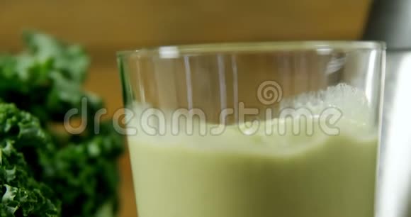 玻璃与叶菜汁4k视频的预览图