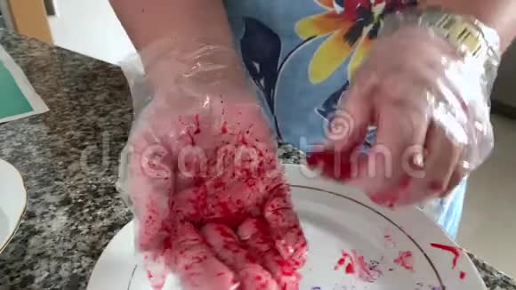 一个戴手套的女人涂鸡蛋视频的预览图