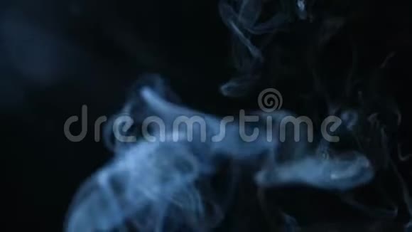 黑色背景下的真正烟雾视频的预览图