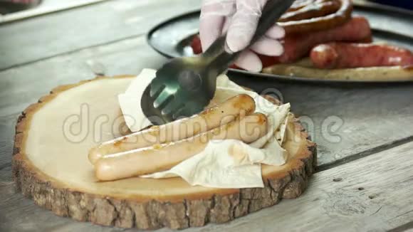 烤香肠和皮塔面包视频的预览图