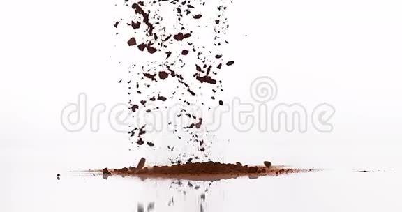 巧克力粉落在白色背景上视频的预览图