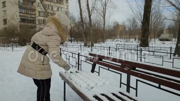 小女孩在玩雪球视频的预览图