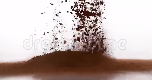 巧克力粉落在白色背景下视频的预览图