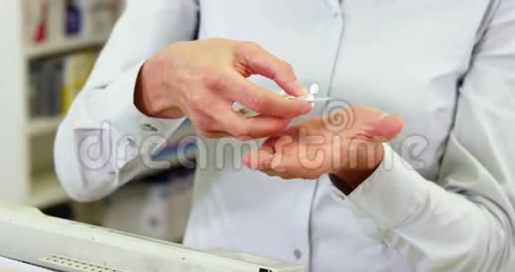 药剂师在药房服用药丸视频的预览图