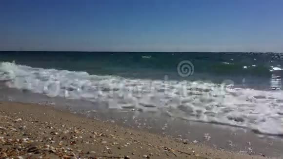 暴风雨前的海景海浪和风视频的预览图
