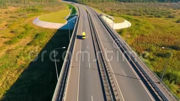 高速公路道路鸟瞰图汽车桥道路交通鸟瞰图视频的预览图