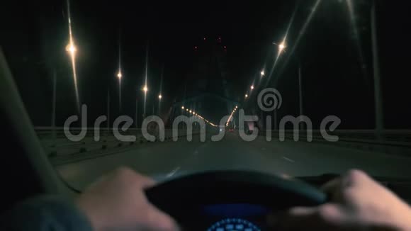 在夜景中驾驶双手握方向盘视频的预览图