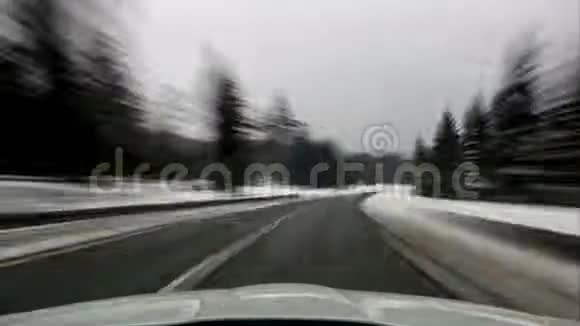 冬季通过国家公园哈兹的道路上的汽车运动的时间流逝下萨克森德国视频的预览图