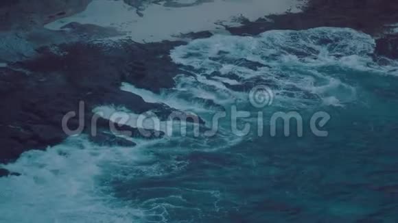 海浪拍击海岸线悬崖视频的预览图