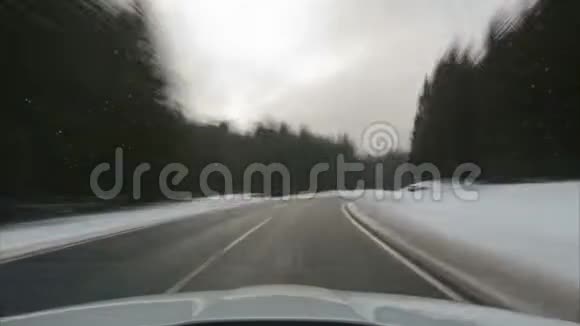冬季通过国家公园哈兹的道路上的汽车运动的时间流逝下萨克森德国视频的预览图