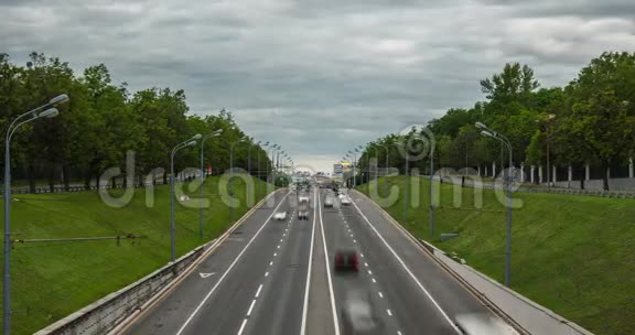 高速公路上的汽车莫斯科俄罗斯视频的预览图