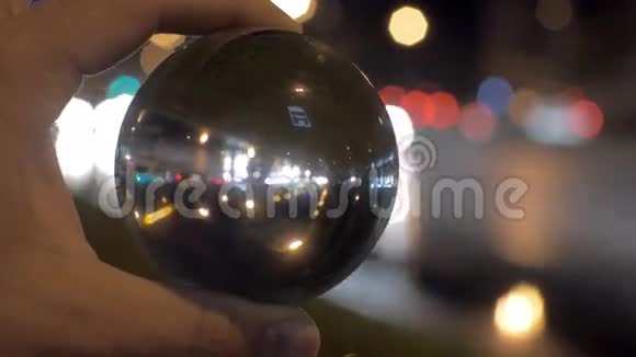 透过玻璃球看着夜城视频的预览图