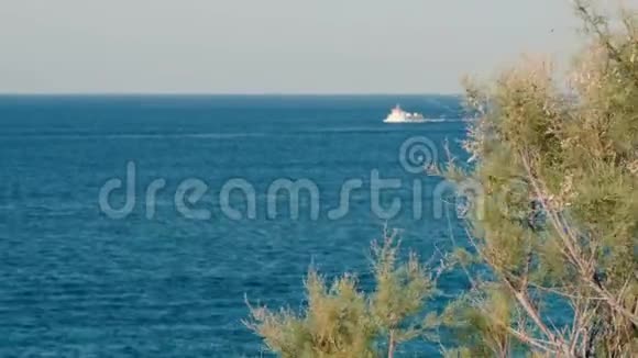 海景海天一色的全景孤独的货船在远处具体海上加固视频的预览图