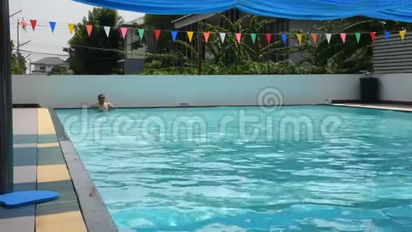 泰国胖子在体育俱乐部的游泳池里游泳和玩水视频的预览图