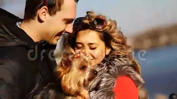 爱的一对情侣在城市的海滨玩着跟狗玩视频的预览图