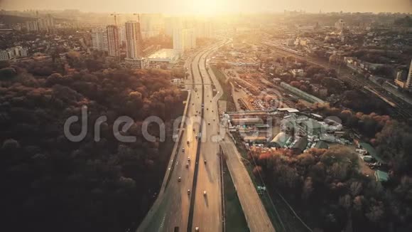 城市汽车道路交通拥堵鸟瞰图视频的预览图