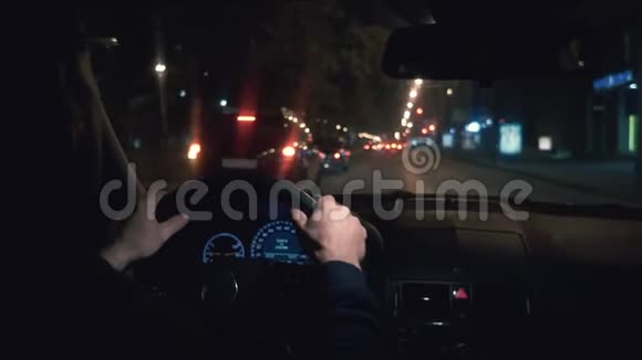 手放在方向盘上司机晚上开一辆黑色汽车视频的预览图