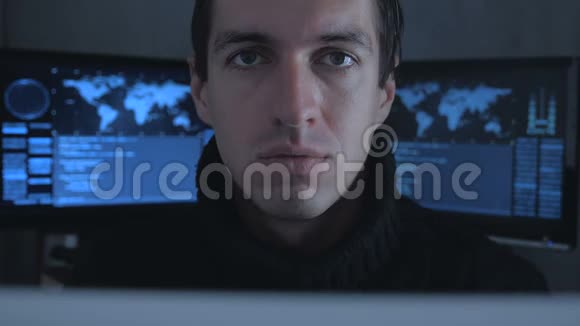 在充满显示屏的网络安全中心关闭IT专业黑客程序员画像视频的预览图
