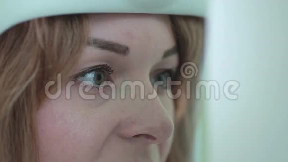 年轻女子用现代医疗设备由眼科医生检查眼睛视频的预览图