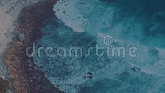 海浪拍击海岸线悬崖视频的预览图