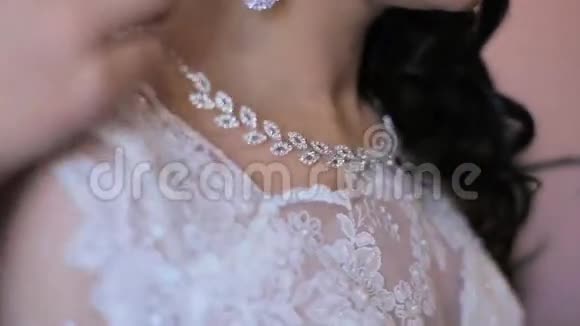 婚礼当天新娘礼服项链视频的预览图