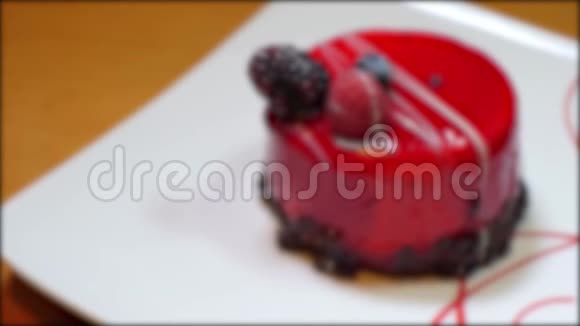 一个漂亮的红蛋糕镜头聚焦再次偏离焦点视频的预览图